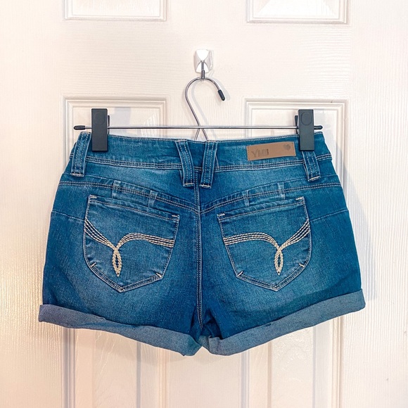 Mid rise Jean shorts - Picture 2 of 3